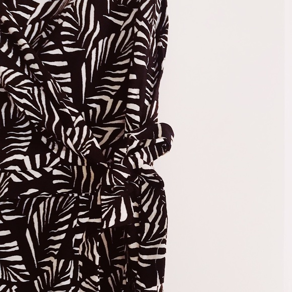 Petite LOFT Romper with side tie and pockets! - Picture 4 of 5